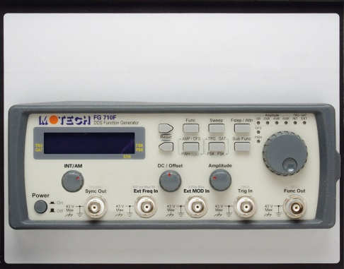 Funktiogeneraattorit FG8030-6 Funktiogeneraattori Taajuusalue: 50 mhz - 10 MHz Aaltomuodot: sini, kantti, pulssi kolmio, taajuuspyyhkäisy Amplitudi: ± 20 V PP (avoin piiri), ± 10 V PP (50 kuorma)