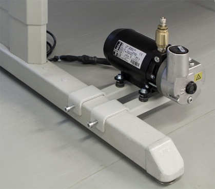 Kalibrointilaitteet PB0004B Vakuumipumppu Syöttö: 230 V, 50 Hz Nimellinen teho: 0.1 kw Nimellinen pyörimisnopeus: 2700 / min Imu: 7 mbar, 4 m3/h Käyntiääni (DIN 45635): 59 db (A) Öljysäiliö: 0.