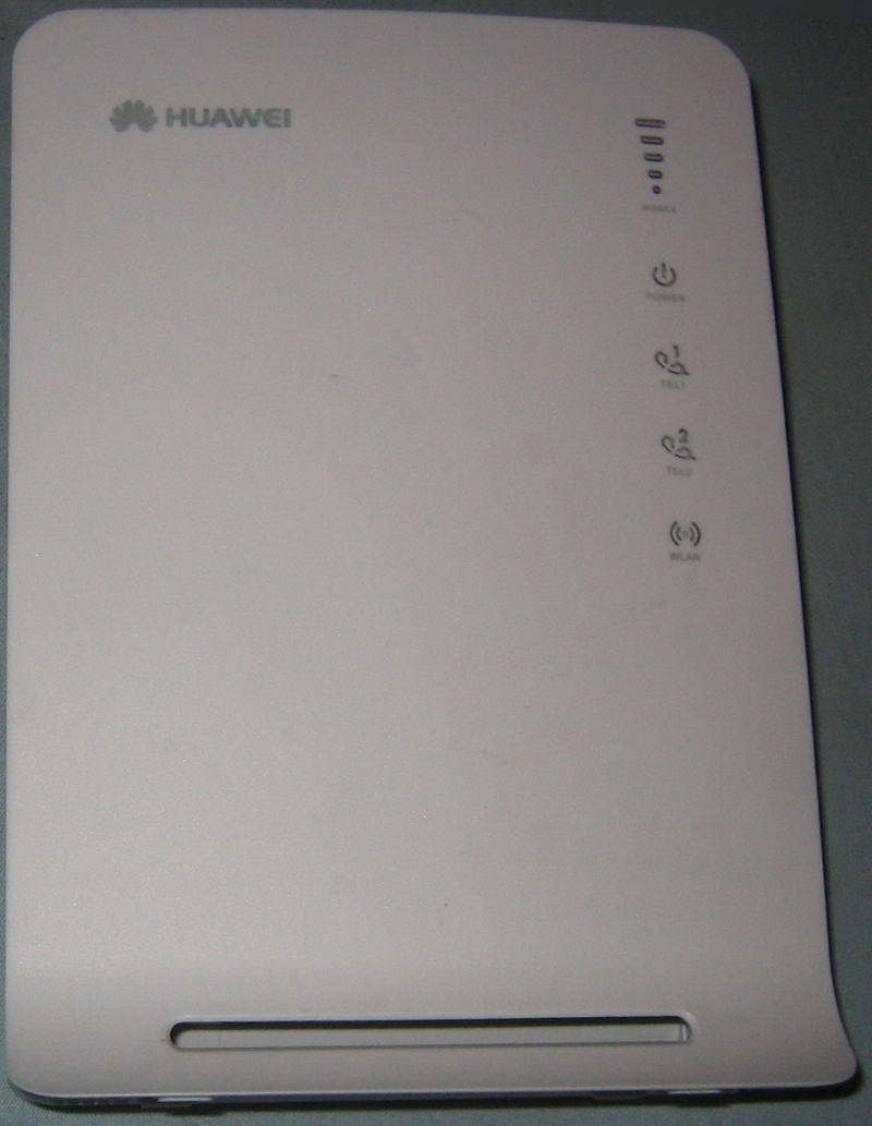 38 kytkettävä 4G-nettitikku (kuva 14), joka soveltuu liikkuvaan käyttöön. Molemmat laitteet ovat Huawein valmistamia. Kuva 13. 4G-reititin Huawei BM626e. Kuva 14. USB-päätelaite Huawei BM328c.