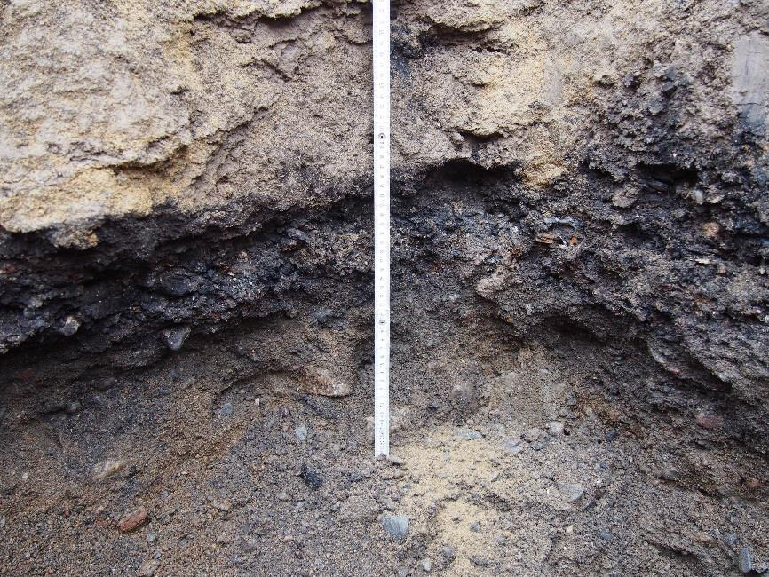 Kaapelin suojaputken syvyys oli noin 110 cm pinnasta. Maakerrokset vastasivat koekuopan 1 kerroksia.