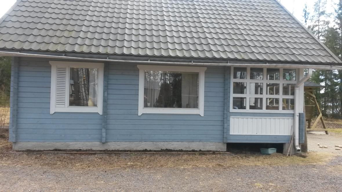 15 KUVA 5. Mökin julkisivu Ikkunoita uusiessa tulee huomioida myös nykyisen seinärakenteen lämmöneristävyysominaisuudet. Ulkoseinän runkona on käytetty höylähirttä 92x145.