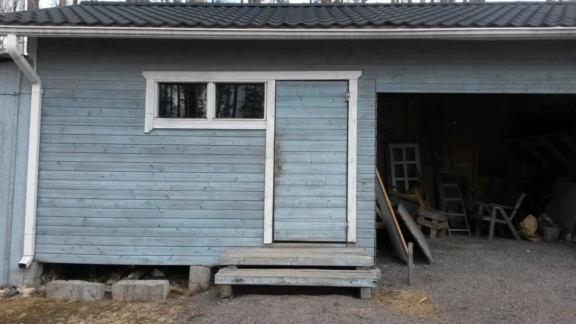 23 3.3 Kohde Varastorakennus sijaitsee samalla tontilla mökkirakennuksen kanssa. Sen ulkomitat ovat 9 m x 4 m. Varastorakennus koostuu varastosta ja autotallista joiden molempien leveys on 4,5 m.