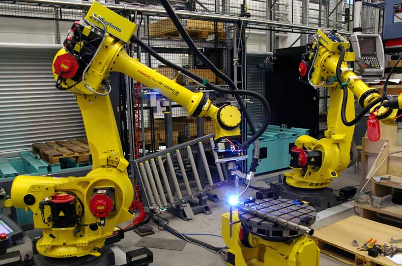 Fanuc R2000iB 165F -robotit ohjausjärjestelmänä R-30iA, jossa ohjelmointi tapahtuu opetusyksiköllä tai