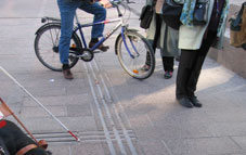 Siitä johtuen jalankulkijat käyttävät usein aukion reunassa kulkevaa asfaltoitua pyörätietä.
