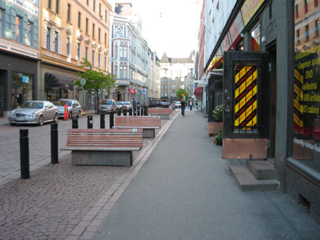 Suojateiden hahmotettavuus on vaikea kadun ylityksissä pyöräteiden takia. Pintamateriaalien käyttö on epäjohdonmukaista, puurivin noppakiveys jatkuu myös suojateiden kohdalla.