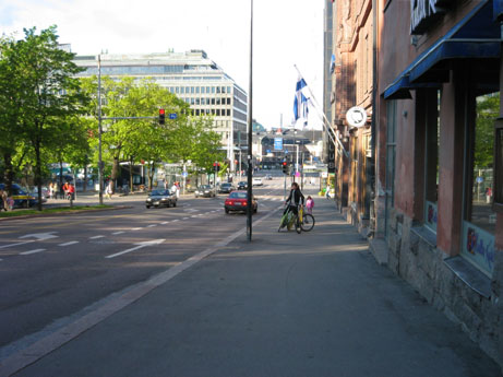 Kuva 24. Simonkadun jyrkkä mäki hankaloittaa kadun käyttöä esim. pyörätuolin kanssa, Kampin alueen uudet järjestelyt helpottavat eri käyttäjäryhmien liikkumista alueella.