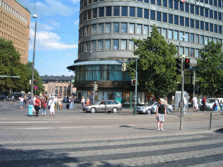Annankatu Annankatu on perinteinen Helsingin keskustan ruutukaava-alueen katu, jonka suojateitä on uusittu ja reunatukia madallettu niin, että kadulla liikkuminen on suhteellisen esteetöntä.