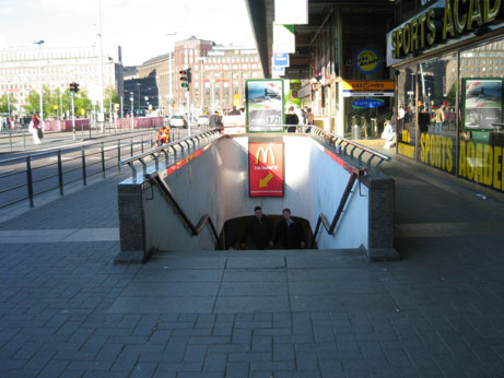 tatieasemalle on esteetöntä, mutta tunnelitasolta pysäkeille johtaa vain porrasyhteys, joten nousu metroasemalta suoraan raitiotiepysäkeille ei ole mahdollista. Kuva 32.