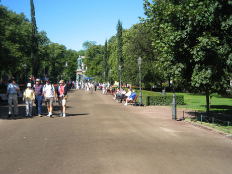 3.2 Esteettömyyshavainnot puistoissa Esplanadin puisto Esplanadin puiston keskeinen sijainti ja luonne tekevät siitä Helsingin liikekeskustan merkittävimmän oleskelupuiston.