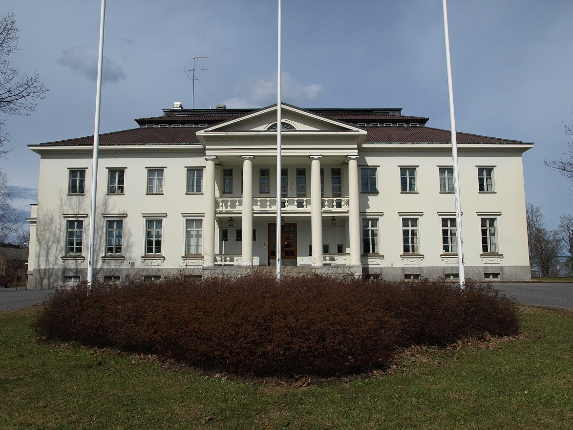 4 Kohde Opinnäytetyön mallikohteeksi valikoitui UPM-Kymmenen omistama Kaukaan tehtaan kerhorakennus. Kohde sijaitsee Lappeenrannassa Kaukaan kaupunginosassa UPM-Kymmenen paperitehtaan läheisyydessä.