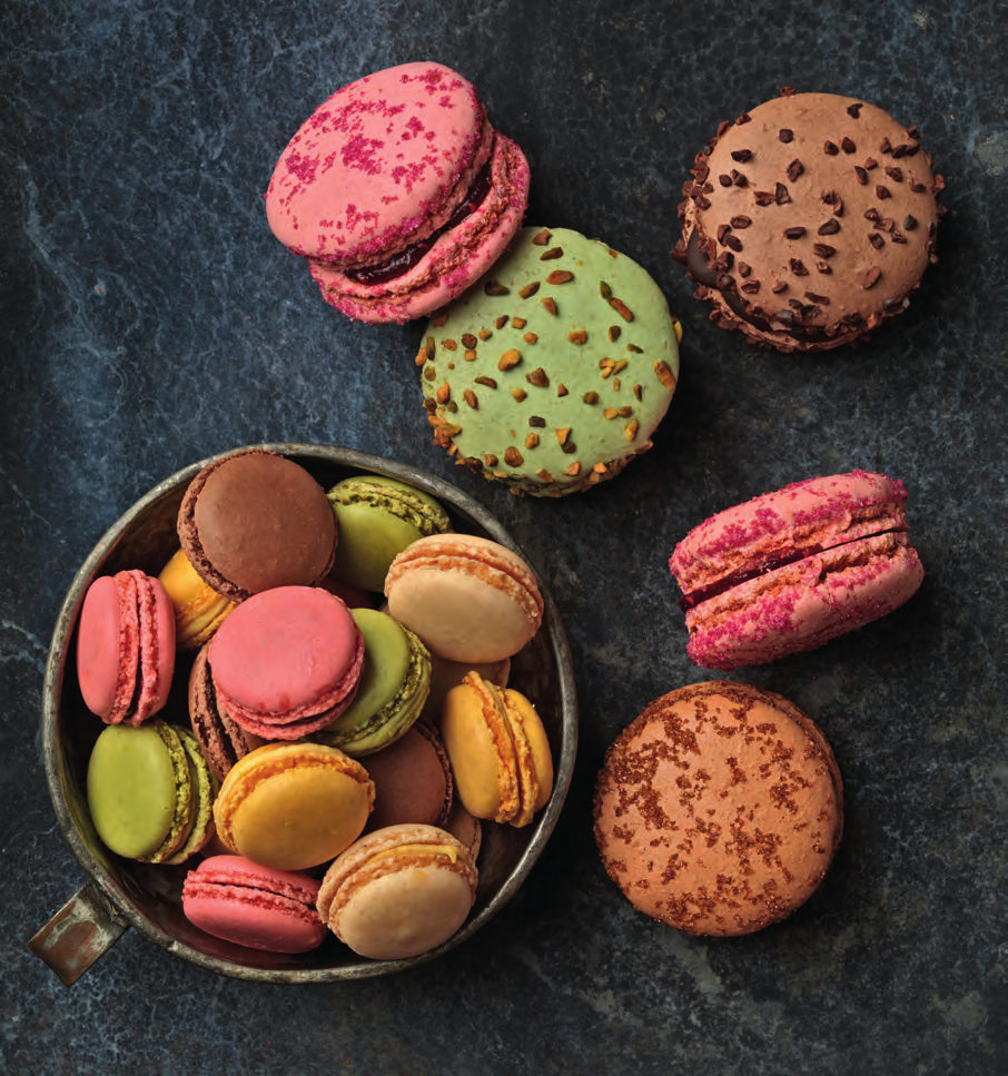 LEIVOKSET Macarons 77974 Myyntierä: 48 x 40 g 1 h 0 4 C Ranska Makuina tumma suklaa, vadelma, suolakinuski, pistaasi Ainesosat: Sokeri, MANTELIjauhe (20,4%), KANANMUNANvalkuainen (19,4%), vesi,