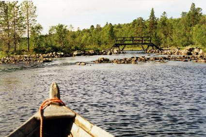 Inari, Rautaperäjärvi. Piera Porsanger valmistelee lähtöä järvelle.