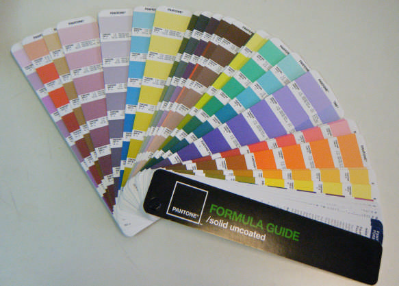 4 Tietokannan testaus Väriteollisuudessa on yleisesti käytössä Pantone Matching System (PMS) -värijärjestelmä. Pantone on luonut värikartan, jota kutsutaan PMS-kartaksi.