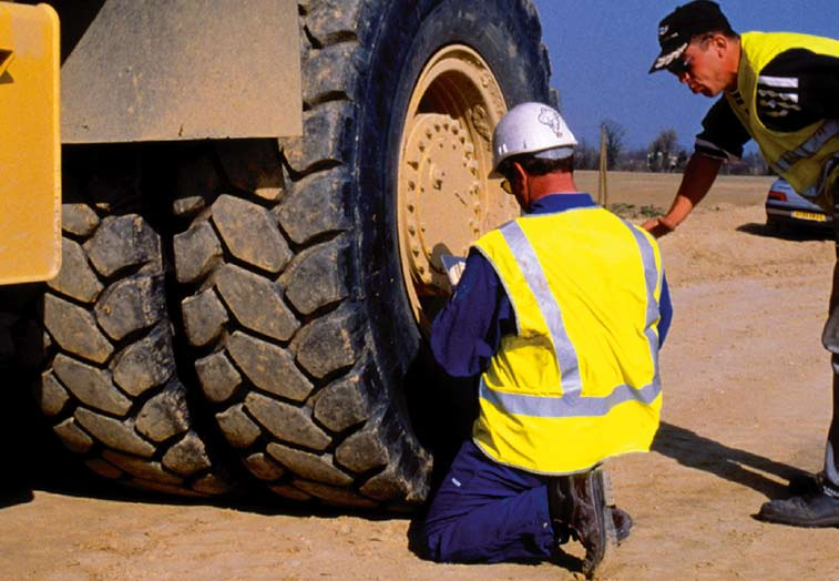 MICHELIN-edustajat Ota yhteyttä meihin maansiirto- ja teollisuusrengasasioissa!