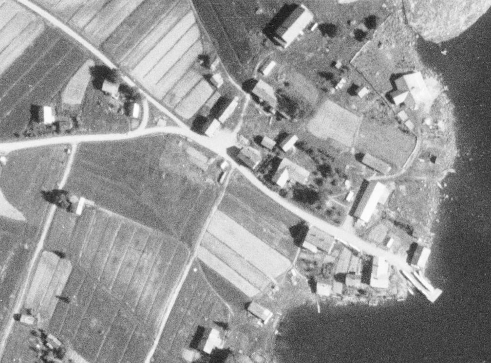 12 2.2 Ranta-alueiden täyttömaiden historia 1950-luvun lopulla maantietä numero 13767 kunnostettiin Tottijärven kunnan toimesta, jotta tie olisi hyväksytty valtion kunnossapidettävien paikallisteiden
