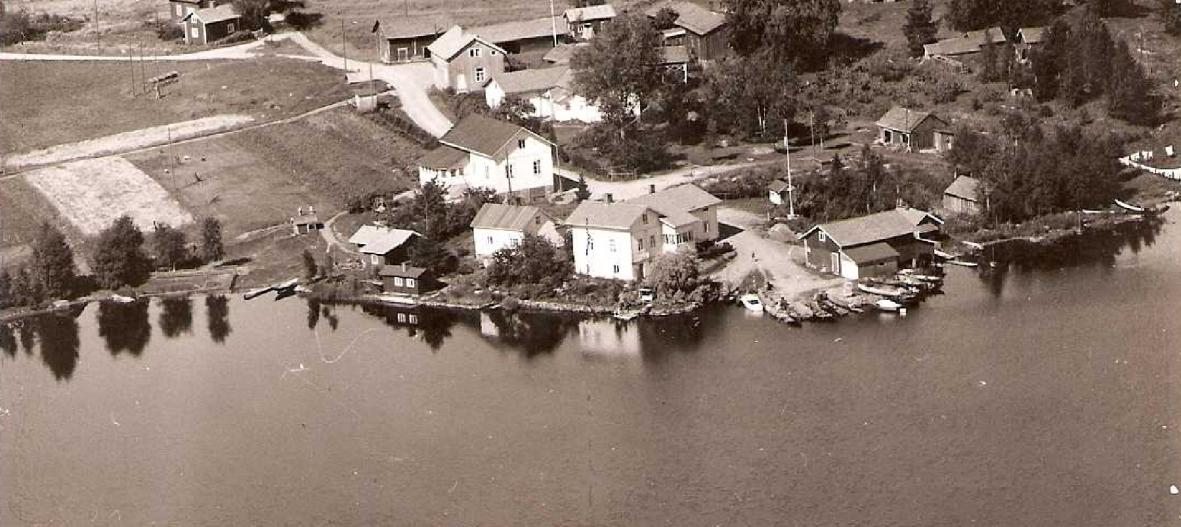 KUVA 4 Vuoden 1959 ilmakuva suunniteltavasta alueesta, jossa nähdään rannan täyttyminen
