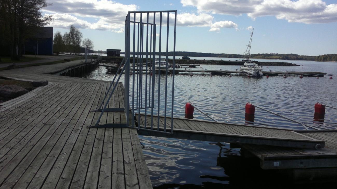 sekä pienissä laitureissa päästään hyvin pienillä ankkuroinneilla, kun taas isossa laiturissa pitää suojaisessakin paikassa ankkurointi tehdä järeämmin.