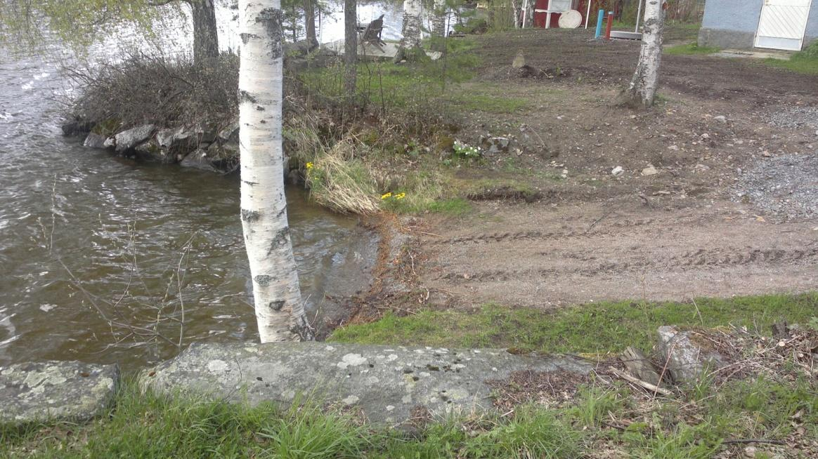 42 4.11 Veneenlaskupaikka Alueelle on suunniteltu uusi veneenlaskupaikka. Nykyinen veneenlaskupaikka on huonossa paikassa ja tällä hetkellä se toimii myös uimarantana (ks. kuvat 36 ja 37).