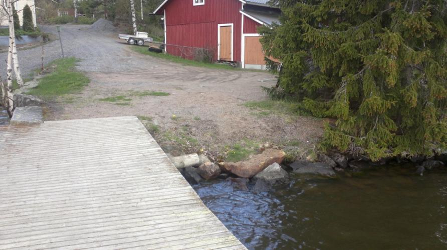 43 3m KUVA 38. Veneenlaskupaikan suunniteltu sijainti ja leveys Uusi veneenlaskupaikka on 3 m leveä ja laskee 8-asteen kulmassa veteen.