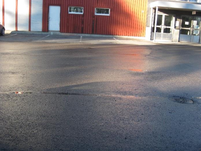 41 Kuva 2. Jäähallin piha. Piha-alueen kulkuväylä on riittävän leveä. Sen pintamateriaalina on kova, varsin tasainen ja märkänäkin luistamaton asfaltti.