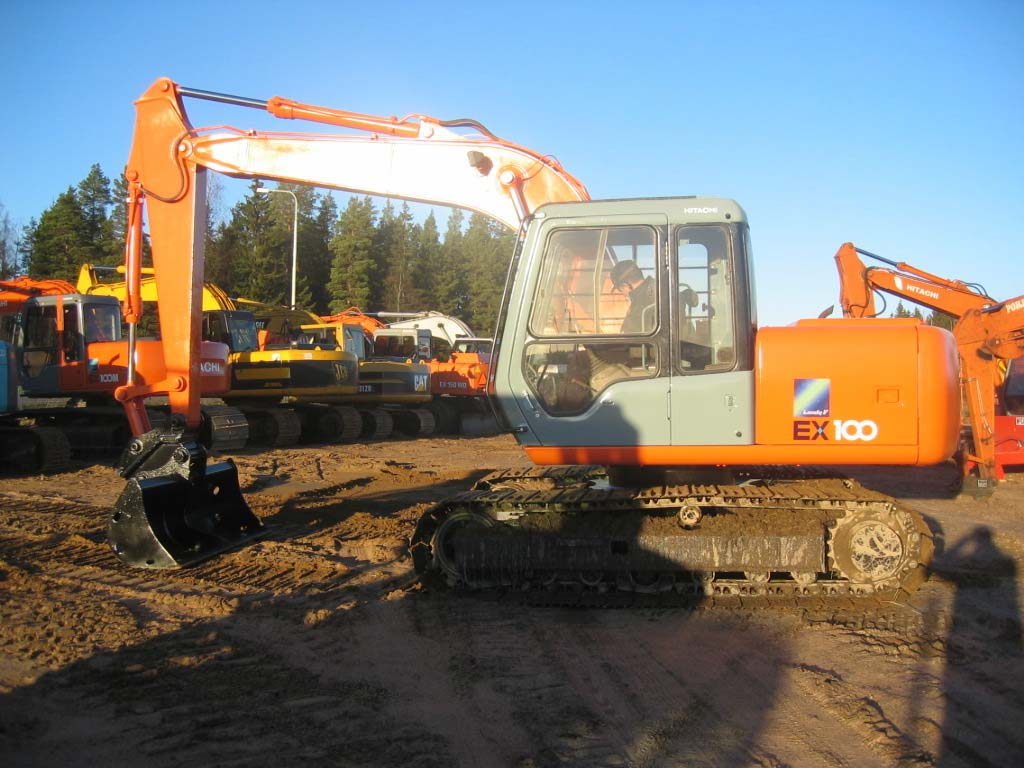TAMPEREEN AMMATTIKORKEAKOULU TUTKINTOTYÖ 7 (64) 1 JOHDANTO Tässä työssä perehdytään työohjeen laatimiseen Hitachi EX 100-3 -kaivukoneen (kuva1) lisähydrauliikan jälkiasennusta varten.