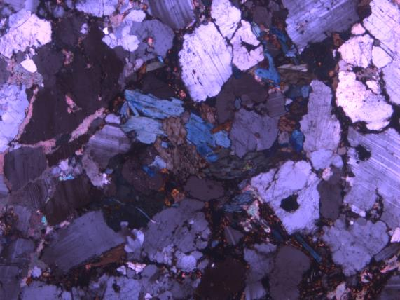 hypidi-/idiomorfinen karbonaatti. Karbonatiittijuonet ovat tunkeutuneet perusmassan mineraalirakeiden sisälle ja väliin. (B) Pl (xp) (C) (tp) Am Am Pl Pl Cb Cb 1 mm 1 mm Kuva 18.