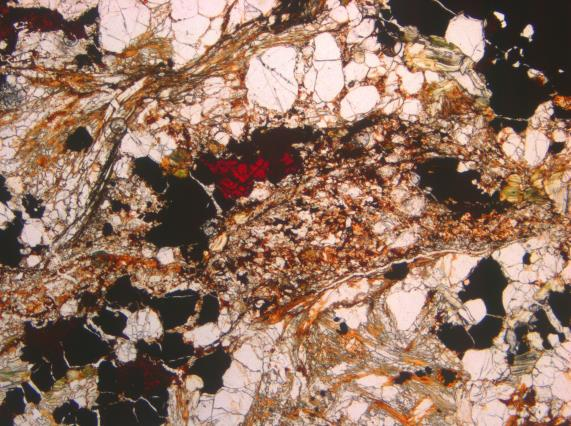 Ferrokarbonatiitin päämineraaleina ovat 25 95 % hypidi-/idiomorfinen karbonaatti, 2,5 30 % hypidi- /idiomorfinen särkynyt pyöristynyt apatiitti, 0 25 % hypidi-/idiomorfinen kuituinen amfiboli, 2,5 15