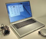 LÄHELTÄ KATSOEN Pomin firewire-liitäntä on pc:ssä vielä harvinainen näky. Samaan kuvaan on päässyt myös usb-liitännän kutistettu versio.