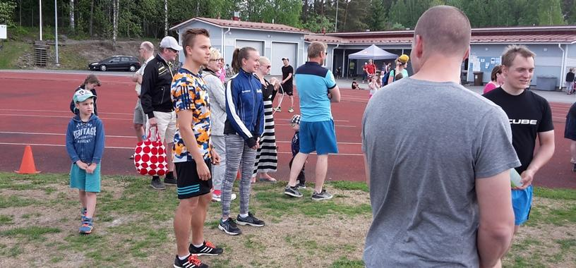 Kaikkiaan 270 osallistujan lisäksi paikalla nähtiin myös julkkiksia kuten miesten 400m hallitseva Suomen mestari Jani Koskela sekä Henri Hippo.