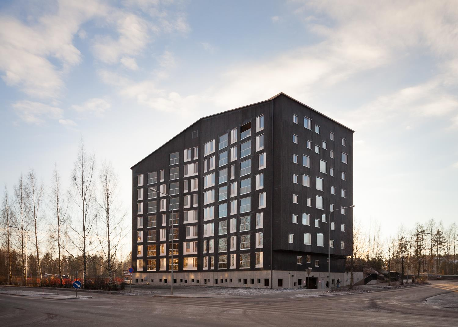 24 Suomen korkein puukerrostalo sijaitsee Jyväskylässä Kuokkalan kaupunginosassa. Puukuokka (kuva 15) on kahdeksankerroksinen rakennus, jonka rakenteena on CLT-levyistä valmistetut tilaelementit.