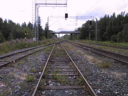 KUVALIITE BILDBILAGA APPENDIX PHOTOS Kuva 3. Ratapölkkyvaunun karkaamisesta johtunut vaaratilanne Kempeleen ja Limingan välillä 15.6.2004. Kuvattu raiteelta 3, jolta vaunu karkasi, kohti vaihdetta V1.