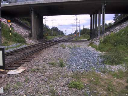 Kuva 4. Ratapölkkyvaunun karkaamisesta johtunut vaaratilanne Kempeleen ja Limingan välillä 15.6.2004. Kuvattu vaihteelta V1 kohti raidetta 3, jolta vaunu karkasi.