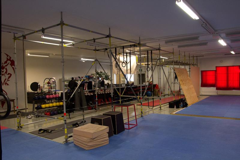 Kuvio 7. Vasemmalla rakennustelineet joiden takana vastaanotto. Oikealla vastaanotto, palautteenjättöpiste, Fightsport -lehdet ja lisäravinnehylly (Deppis 2012).