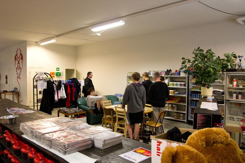 8m x 15m kokoisella tatamilla, nyrkkeilykehässä (kuvio 6), rakennustelineillä (kuvio 7) sekä painonnostoalueella (noin 10m x 20m). 5.