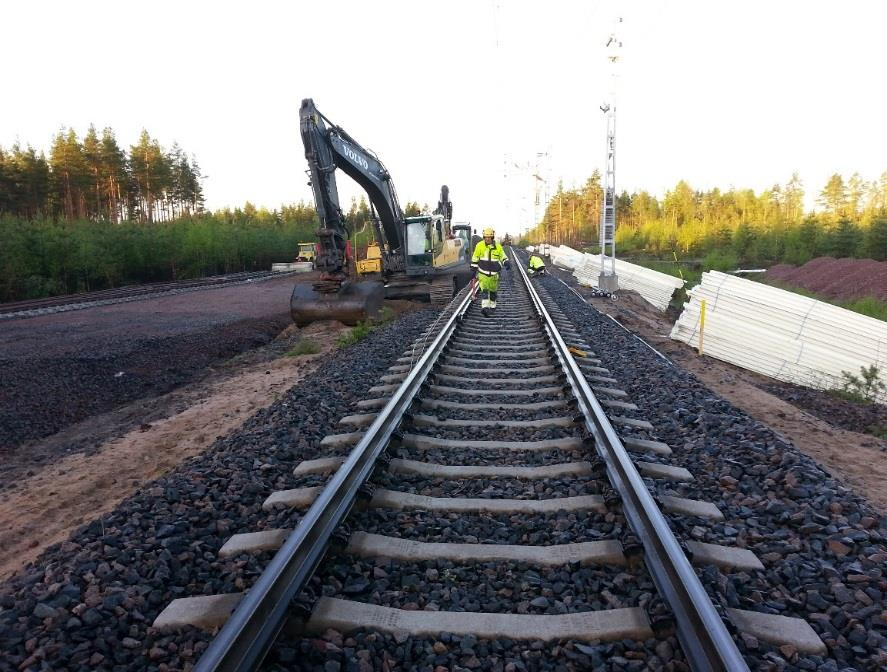 KUVA 12. Lähtötilanne ennen vaihteen asennusta Kalustoa ja resursseja oli varattu riittävästi, jotta työ saatiin suoritettua annetussa aikataulussa.