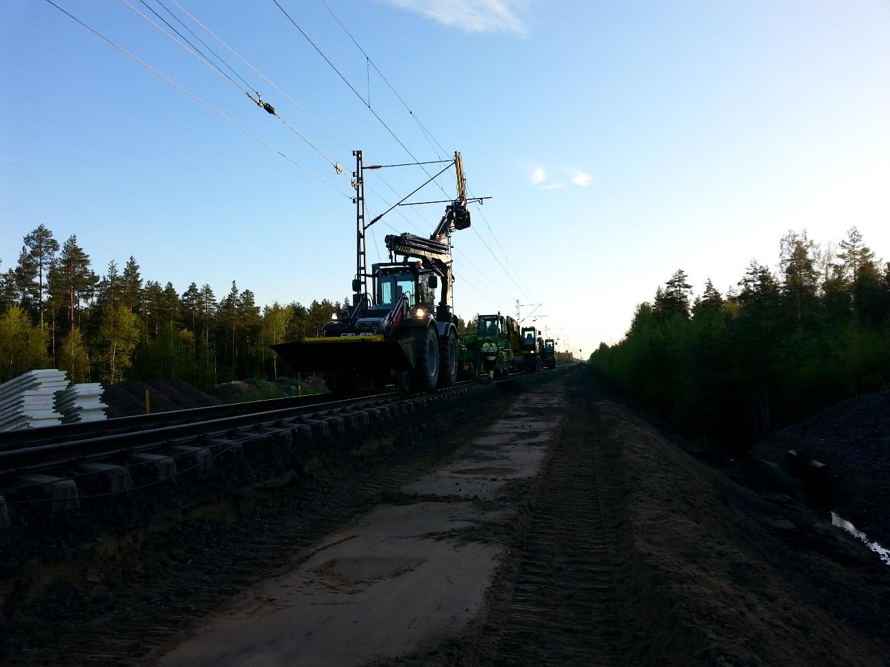 KUVA 13. Ajojohtimien siirtäminen Rautatie-elementtien purkaminen aloitettiin keskimmäisestä elementistä, mikä mahdollisti kiskopyöräkaivinkoneen käyttämisen purkutyössä.