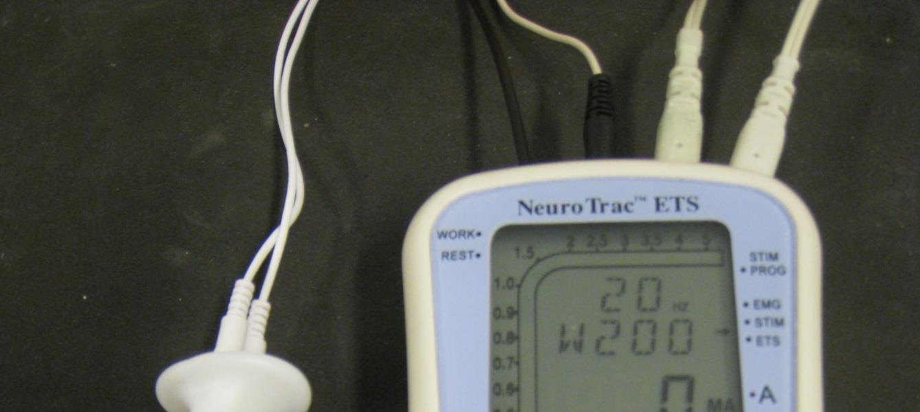 22 KUVIO 7. EMG-mittausvälineet. Vasemmalla intravaginaalinen elektrodi ja oikealla EMG-laite NeuroTrac ETS.