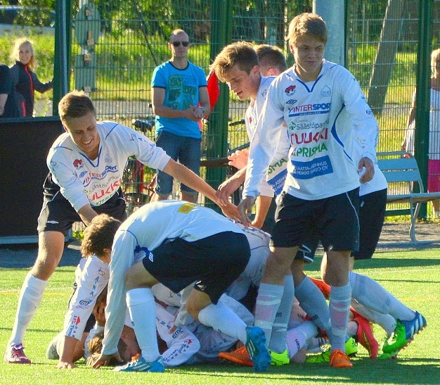 Nyt taistellaan mitaleista! Sunnuntaina klo 13:00 Apialle tulee A-poikien SM-sarjassa vastustajaksi FC Jazz. Jazzille hävittiin kevätkierroksella Porissa 2-0 ja nyt on revanssin paikka.