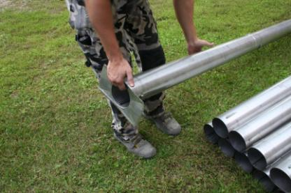 Ennen putken sijoittamista hormiin poraa 8 mm:n betoniporalla reiät kannatinraudoille (2 kpl).
