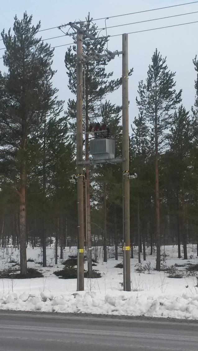 3 KUVIO 1. Pylväsmuuntamo 02094 Riipan pysäkki 2.2 Pää- ja mittauskeskus Pää- ja mittauskeskus on asennettu ABB:n kaapelijakokaappiin (KUVIO 2), jossa sijaitsevat liittymän pääsulakkeet.