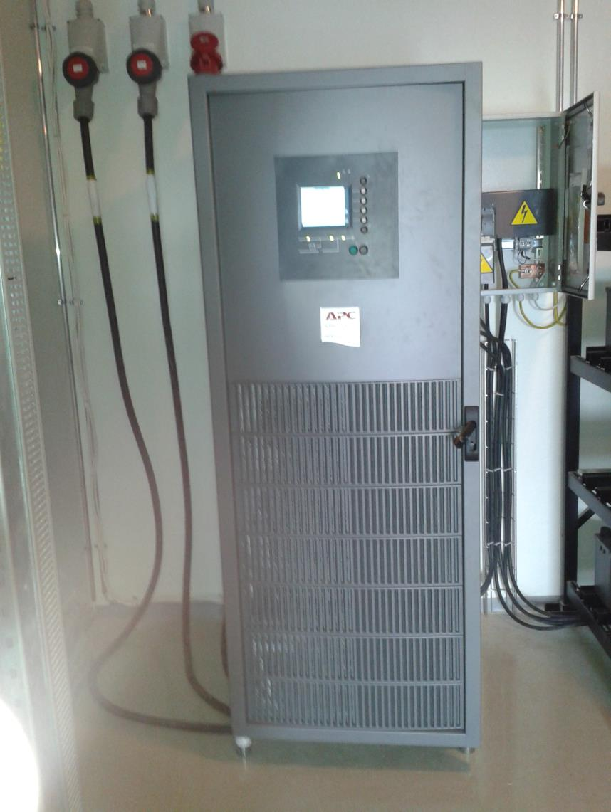 12 KUVIO 7. Riipan UPS-laite 3.1.4 Line Interactive, Single conversion (yhden muunnoksen) UPS Ratkaisun suomenkielinen nimitys on yhden muunnoksen UPS.