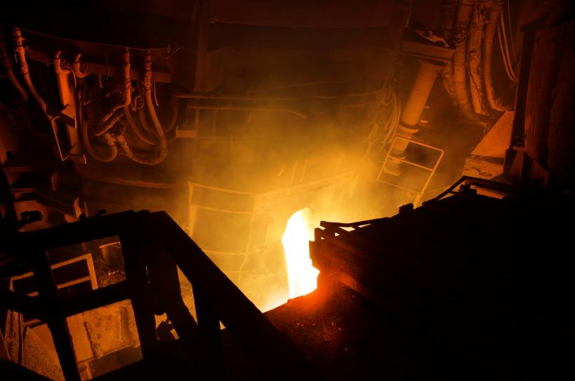 15 3 VALOKAARIUUNI 2 Terässulaton 2- linjan valokaariuuni otettiin käyttöön vuonna 2002. Sen toimitti Voest Alpine Industrieanlagenbau/Fuchs (VAI).
