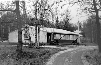 5.2.5 Esikuntarakennus / sairastupa (0171) Rivitalojen rakennusryhmään lukeutuu myös vuonna 1965 valmistunut esikuntarakennus (Pöyry Finland Oy 2011b, 22).