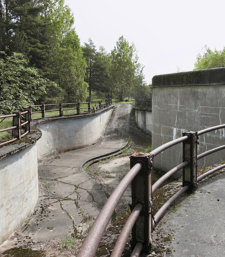 5.5.3 A-kasematti (V1) eli Rikaman kasematti A-kasematti 9 sijaitsee Isosaaren eteläisimmän kärjen kupeessa. Sen rakennustyöt alkoivat vuonna 1914, ja se valmistui vuonna 1915.