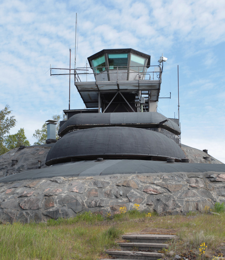 5.5.4 Tulenjohtoasema eli Rikaman torni A-kasematin itäpuolella oleva tulenjohtoasema rakennettiin vuonna 1944 (Museovirasto 2010; Manninen 2000, 66), ja sen rakennustyömaa näkyy saman vuoden