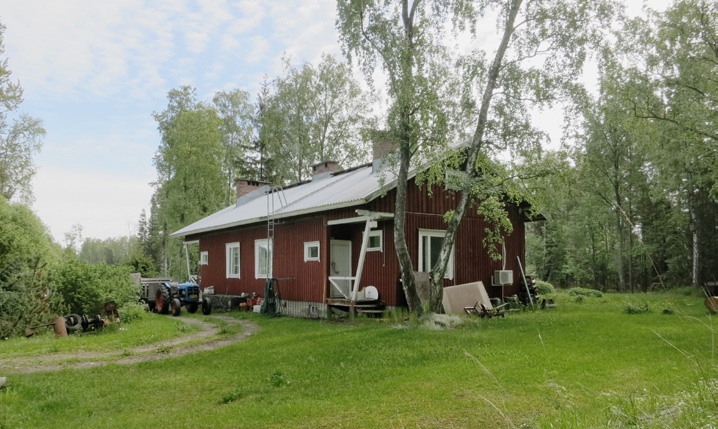 Kanervikko on alun perin ollut kahden perheen asuinrakennus. Nykyään siinä asuvat Kalle ja Tuula Reponen. Metsolassa asui toisen maailmansodan aikaan lottia.