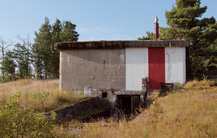 5.5.8 Miina-asema (V9) Isosaareen rakennettiin maaliskuun 1915 ja huhtikuun 1916 välisenä aikana kaksi miina-aseman kasemattia ja erillinen miinasulutuksen voimalaitteen kasematti.