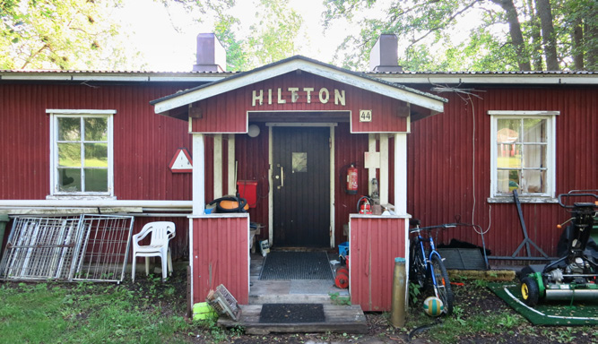 5.2.3 Huoltorakennus Hiltton (0144) Asuinalueen läpi kulkevan itä-länsisuuntaisen tien eteläpuolella, vanhan venäläisaikaisen tielinjauksen