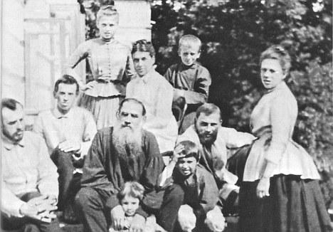 hän meni naimisiin hovilääkärinsä tyttären Sofja Andrejevna Behrsin kanssa vuonna 1862 sai tämän kanssa 13 lasta Leo Tolstoi, 1848 Sofja toimi Tolstoin sihteerinä ja