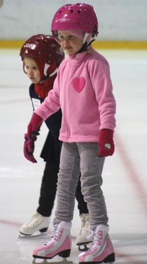 "Etanaliike on vaikein!" Julia, 3 v. Entä helpoin? "Ajaa autolla." Elsa, 5 v. "Mato-liike." Julia, 3 v. Mitä haluaisit luistelutunneilla tehdä?